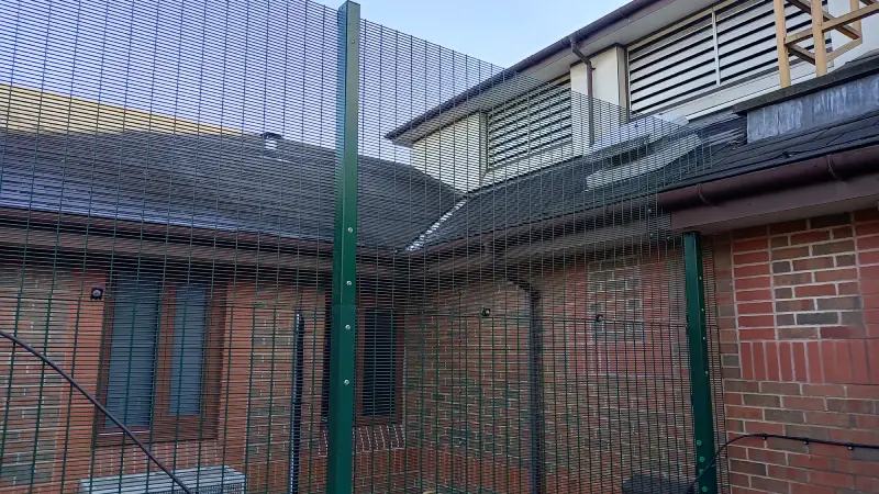 High mesh fence